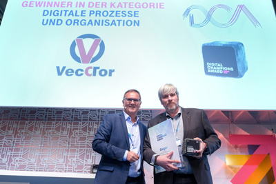 Brice de Ron (VecCtor GmbH, auf dem Bild rechts) nahm den Preis von Thomas Sell (Telekom) entgegen. Foto: Deutsche Telekom AG.