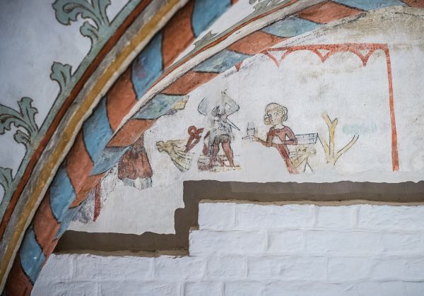 Eine Wandmalerei im Lübecker Burgkloster zeigt eine Szene aus dem Mittelalter. Foto: EHM/Olaf Malzahn