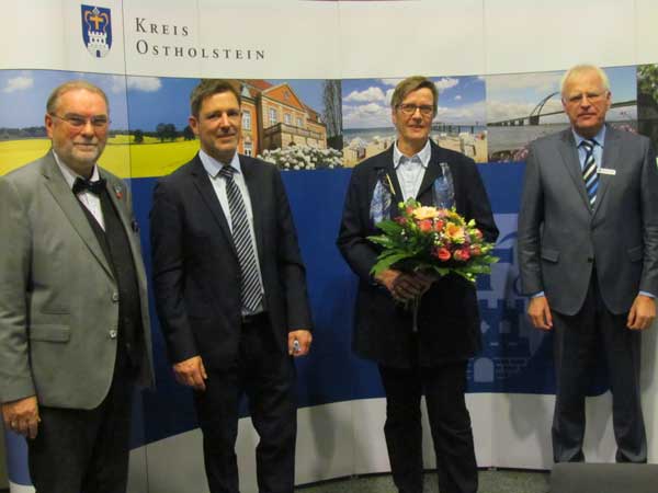 Von links: Kreispräsident Harald Werner, Bürgermeister Thomas Keller (Gemeinde Ratekau), Corinna Harnack, Landrat Reinhard Sager. Foto: Kreis OH.