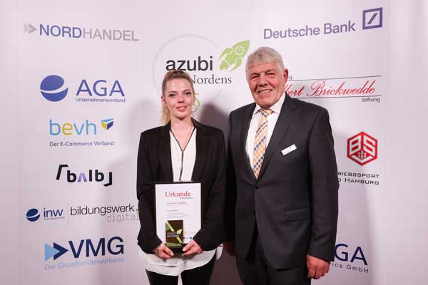 Helmut Münnich, Vorsitzender des INW - Bildungswerks Nord, mit der Gewinnerin des Förderpreises Lisa Schlege. Foto: AGA.