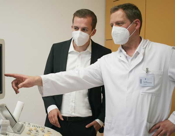 Dr. Christian Frank lässt sich von Dr. Jens Schaumberg, Chefarzt der Klinik für Neurologie an den Sana Kliniken Lübeck, einen neurologischen Ultraschallbefund erläutern – Foto: Sana Kliniken Lübeck