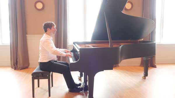 Der Lübecker Pianisten Daniel Fritzen spielt bei einer Klaviermatinee am 15. August.
