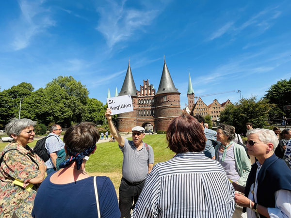 Lübecks wandelndes Lexikon Bernd-Dieter Thurau nahm seine Teilnehmer mit in die St.-Aegidien-Kirche. Foto: Steffi Niemann