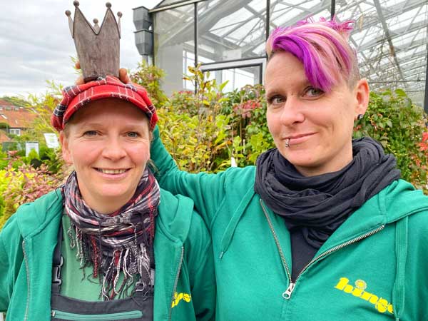 Ausbilderin Sabine Watzinger (rechts) freut sich mit Sarina   Duve über den Erfolg. Foto: Gärtnerei Hinze