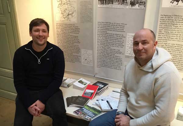 Gedenkstättenleiter Sebastian Sakautzki (links) und Daniel Hettwich, Vorsitzender des Trägervereins, wollen eng zusammenarbeiten. Foto: jhw/hfr