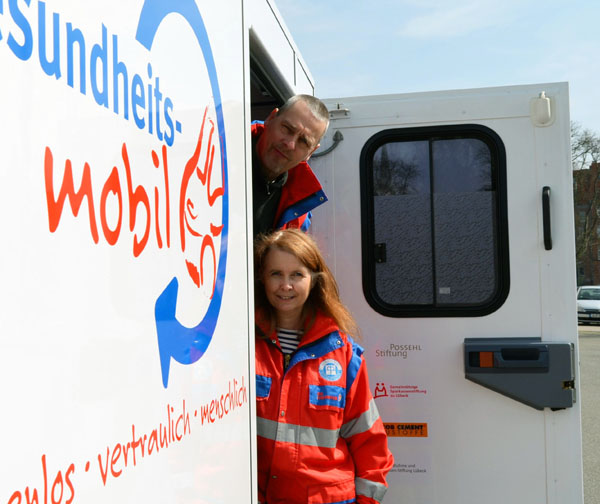 Die Sozialarbeiterin Sabine Steen und der Krankenpfleger Thomas Müller bilden das hauptamtliche Projektteam des Gesundheitsmobils. Fotos: Malte Schierenberg