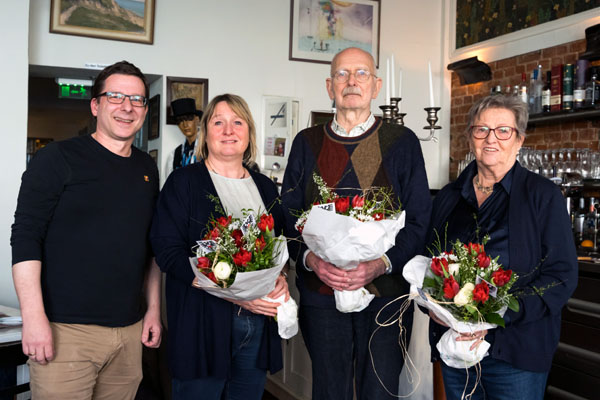 Sören Gehrken überreicht als Vereinsvorsitzender die Ehrenmitgliedschaft an Elke Wehner, Winrich Freutel und Gudrun Köhler. Foto: Hansevolk