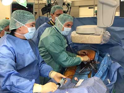 Erfolgreiche Implantation der Centera-Herzklappe im Hybrid-OP durch Prof. Dr. Harald Langer, Prof. Dr. Ingo Eitel und Prof. Dr. Stephan Ensminger (v. li.). Foto: UKSH.