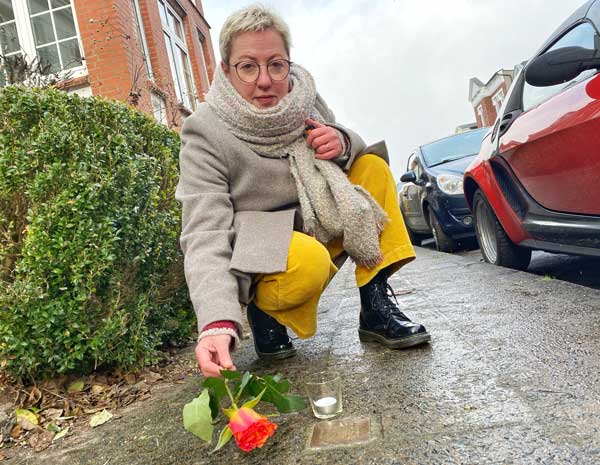 Lübecks Pröpstin Petra Kallies legt eine Rose auf dem Stolperstein von Betty  Ohmann in der Lübecker Klosterstraße nieder. Fotos: KKLL-bm