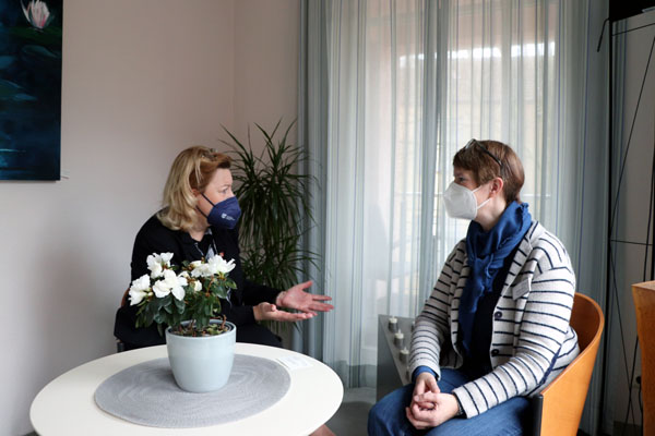 Dagmar Hildebrand (li.), Mitglied des Landtages, im Gespräch mit Stephanie Murzin im Raum der Stille des Hospizes. Foto: Lutz Regenberg
