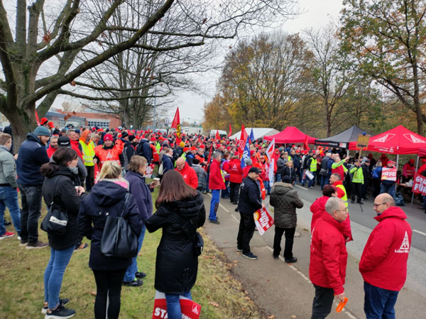 Hunderte Beschäftigte der Metall-Industrie beteiligten sich in Lübeck an dem Warnstreik. Fotos: STE