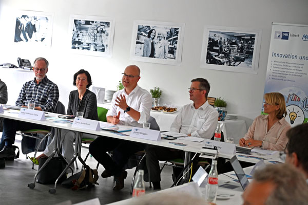 Der IHK Ausschuss diskutierte mit dem Minister über die Probleme bei der Klimawende. Foto: IHK/Tietjen