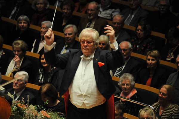 Justus Frantz wird am 2. April in Lübeck die Philharmonie der Nationen dirgieren. Foto: Holger Kasnitz