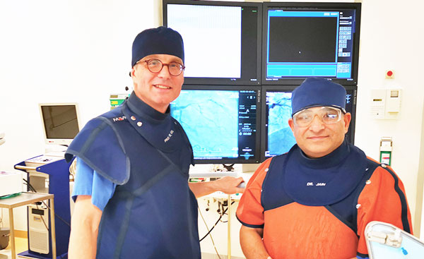 Prof. Dr. med. Joachim Weil (links) gratuliert Dr. Deepak Jain herzlich zur Aufnahme in den Euro-CTO Club. Foto: Sana Kliniken Lübeck.