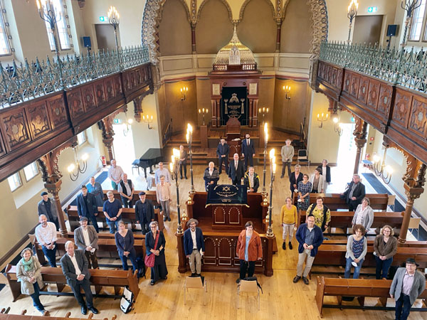 Die Pastoren beuchten die Synagoge bereits einen Tag vor der offiziellen Eröffnung. Foto: Kirchenkreis
