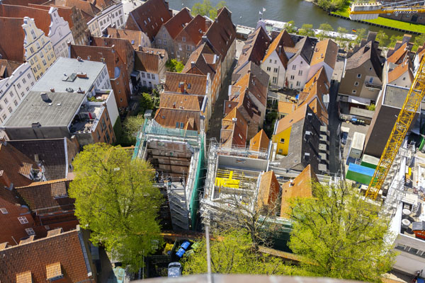 Der Blick in die Baustelle vom Kirchturm St. Petri aus zeigt die beengten Verhältnisse, in die Theater und Museum hineinwachsen. Foto: Felix König