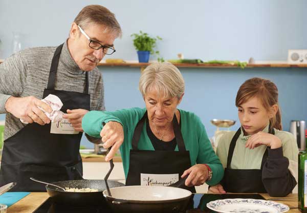 Die Küchenpartie mit peb bringt Jung und Alt über gemeinsames Kochen zusammen. Foto: Plattform Ernährung und Bewegung e.V.