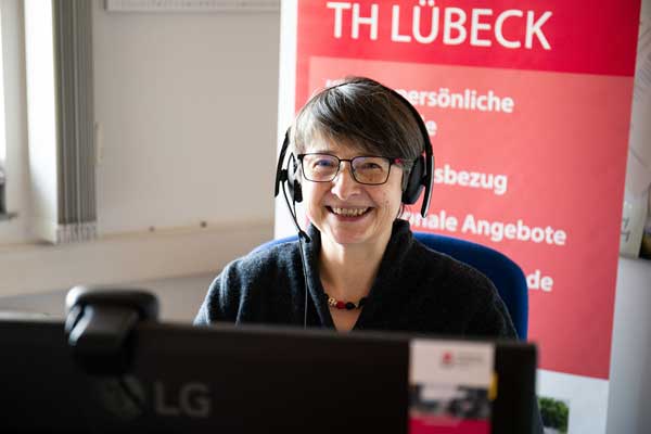 Die Café-Betreiberin Karena Landes freut sich über die Fragen der Studieninteressierten. Foto: TH Lübeck