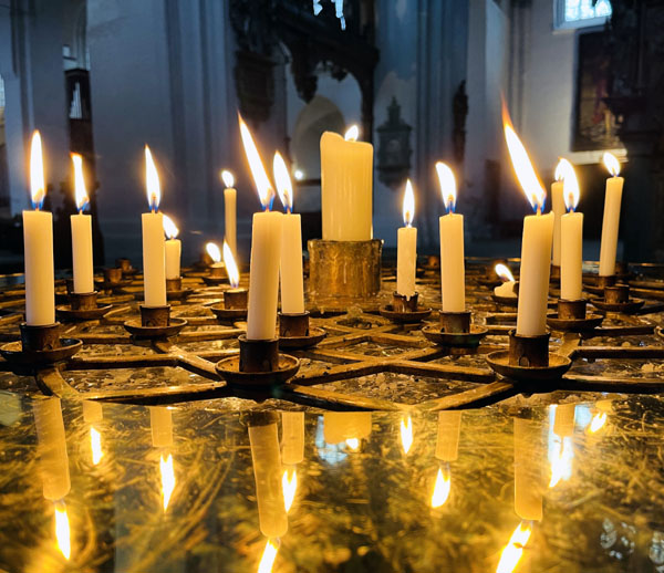 Im Dom zu Lübeck werden viele Kerzen für den Frieden von Besuchern entzündet. Foto: Steffi Niemann
