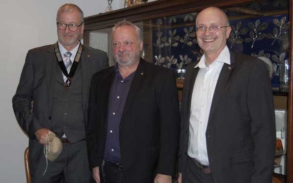 Von links: Neuer Präsident Dr. Thomas Motz und Sekretär Helmut Oldewurtel mit Past-Präsident Michael Rakete bei der Amtsübergabe. Foto: Kiwanis Club