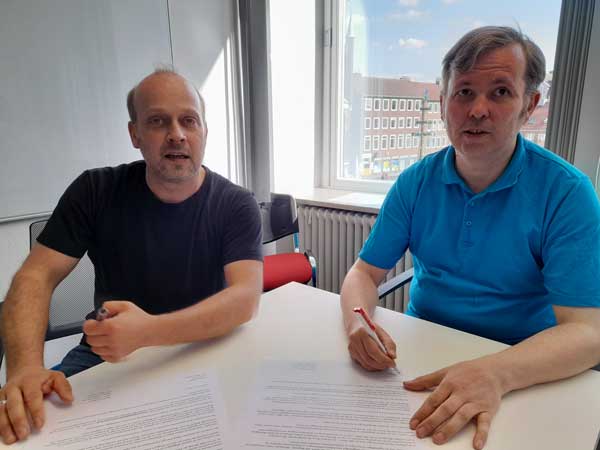 Sascha Luetkens und Andres Müller mit dem Verhaltenscodex. Foto: Linke.