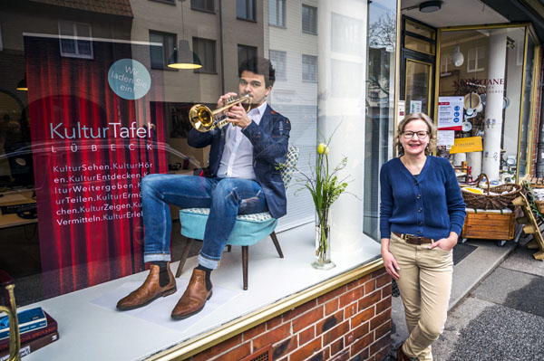 Martin Berner und Kristine Goddemeyer,
Geschäftsführerin der KulturTafel, eröffneten das neue Büro mit einem Konzert im Schaufenster. Foto: Olaf Malzahn