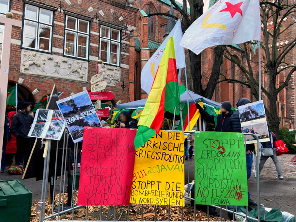In Lübeck beteiligten sich nach Angaben der Veranstalter 30 Personen an der Kundgebung. Foto: Defend Kurdistan Lübeck