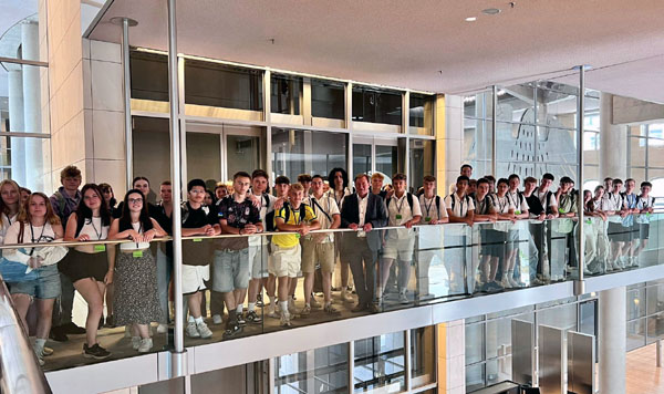Die Schüler beim Besuch im Bundestag. Foto: Büro Gädchens