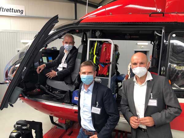 Von links: Prof. Dr. Jens Scholz, Vorstandsvorsitzender des UKSH, Dr. Heiner Garg, Landesgesundheitsminister, und Dr. Krystian Pracz, Vorstandsvorsitzender der DRF Luftrettung mit Christoph 42.