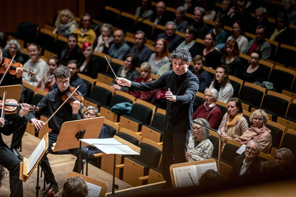 Das Sinfoniekonzert in der MuK mit Dirigent Elias Grandy. Foto: Maximilian Busch