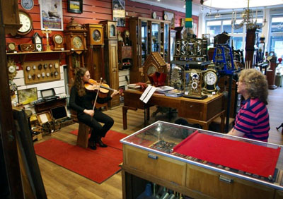 Die ersten Konzerte finden im Mechanikus Uhrenladen statt. Foto: Jasper Noack / MHL