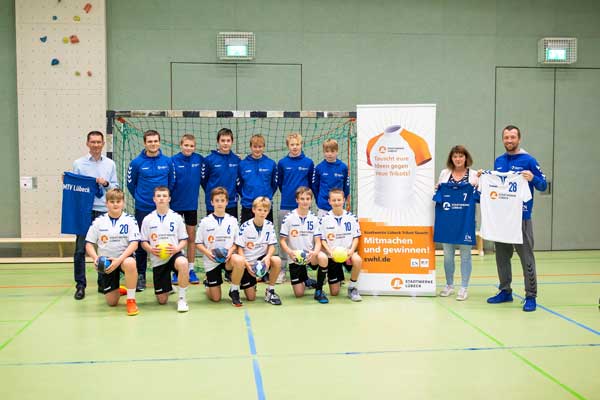 Elke Ehlers (2 von rechts) von den Stadtwerken Lübeck übergab Trikots, Hoodies und T-Shirts an die C-Jugend-Handballer des MTV Lübeck und komplettierte damit die einheitliche Ausrüstung.
