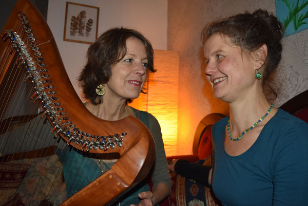 Silke Wegerich und Birte Bernstein laden zu einem märchenhaften Abend in St. Christophorus ein. Foto: Veranstalter