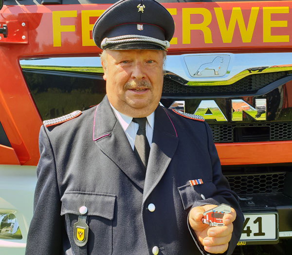 Manfred Hensel hält den USB Stick mit dem Video seiner Kameraden in den Händen. Foto: Feuerwehr Großsteinrade