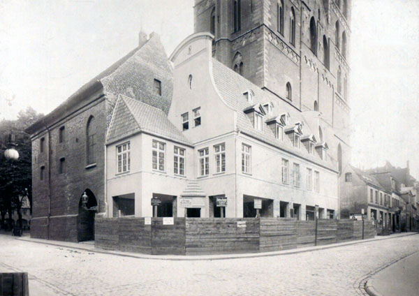 Die vormalige Kapelle „Maria am Stegel“ bei der Marienkirche (Aufnahme von vor 1942; Archiv Hansestadt Lübeck 4.6-6 Tiefbauamt 1157).