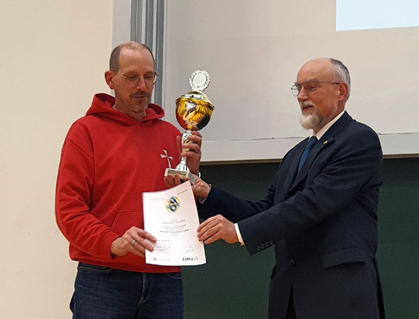 Der Pokal wurde im Audimax überreicht. Foto: Hans-Oliver Hansen / Uni Lübeck