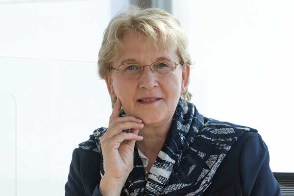 Kerstin Metzner, stellvertretende Landesvorsitzende der AsF Schleswig-Holstein, moderiert den Abend.