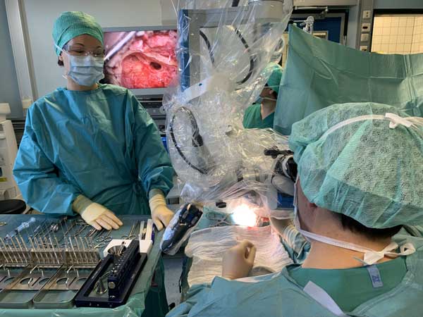 PD Dr. Karl-Ludwig Bruchhage, Leiter der Sektion für Hals-, Nasen- und Ohrenheilkunde, setzt ein chirurgisches Lichtmikroskop bei einer sanierenden Ohroperation der chronischen Otitis ein. Foto: UKSH