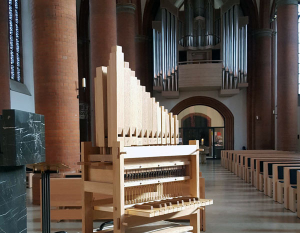 Eine Doe-Orgel mit der Kuhn-Orgel im Hintergrund. Foto: Veranstalter