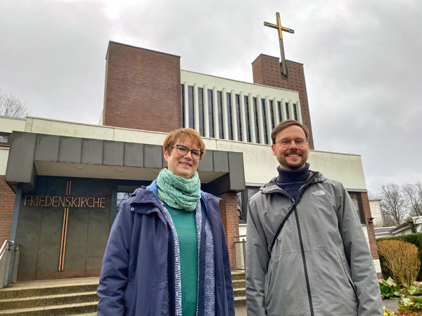 Stephanie Murzin und Björn Schneidereit laden zum Ökumenischen Patientengottesdienst in die Friedenskirche in Lübeck ein. Foto: KKLL-bm
