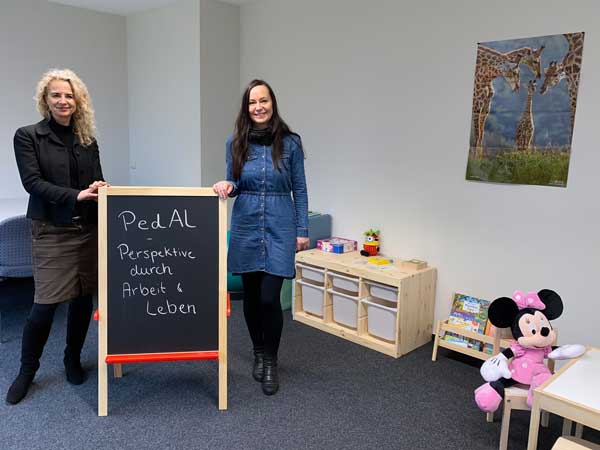 Von links: Freuen sich auf das neue Angebot für Jobsuchende und ihre Kinder: Dozentin und Coach Beate Wunderwaldt von der AGS mit Corinna Dachner vom Jobcenter Lübeck.