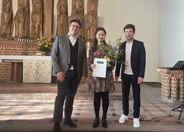 Die Preisträgerin Anna Tanaka mit den Jury-Vorsitzenden Rico Gubler und Benjamin Reiners. Foto: Theater Kiel.