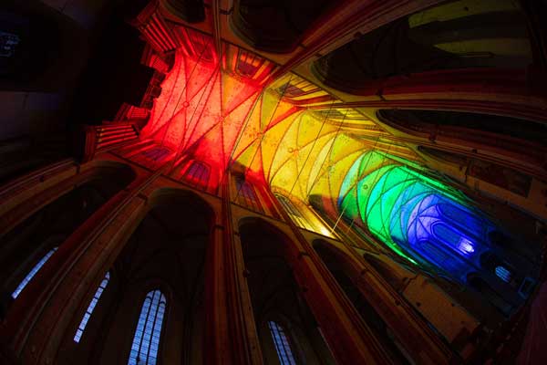 Als Zeichen der Solidarität wird das Kirchenschiff von St. Marien zu Lübeck im Juni und  während der CSD-Woche im August in den Farben des Regenbogens beleuchtet. Foto: KKLL-bm.