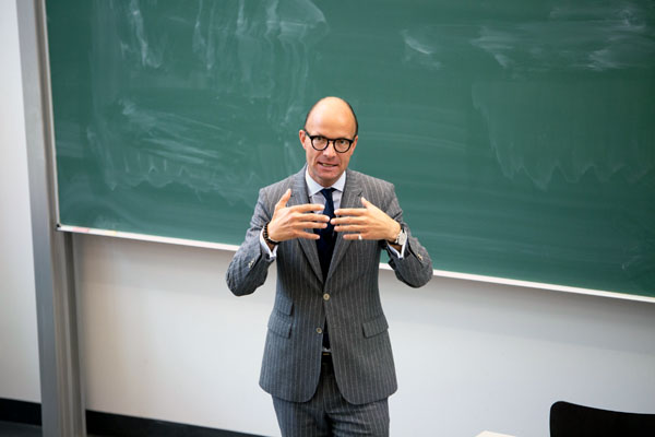 Prof. Dr. Leef H. Dierks diskutiert am Mittwoch mit Prof. Dr. Jens Boysen-Hogrefe über die Wirtschaftsentwicklung. Foto: TH Lübeck 