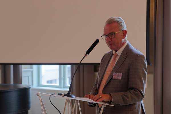Stadtpräsident Klaus Puschaddel hat die Schirmherrschaft für die Jubiläumsfeierlichkeiten übernommen. Foto: L. Aids-Hilfe