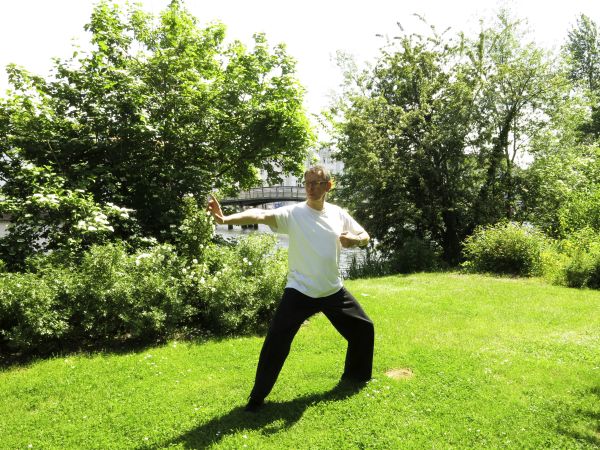 Thomas Schmitt-Schech zeigt eine der typischen Qi Gong Bewegungsabfolgen. Foto: SAchmitt-Schech 