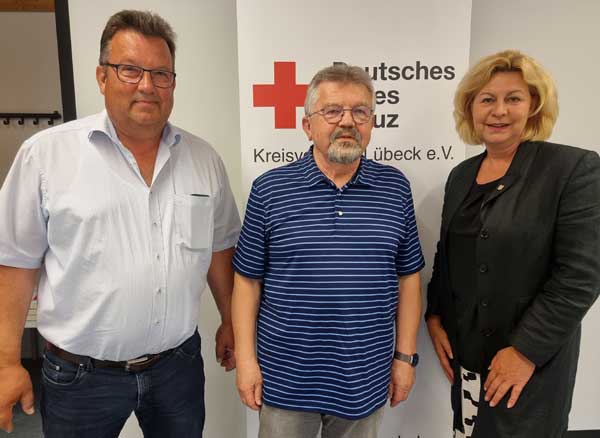 Die neu gewählten DRK-Präsidiumsmitglieder Dagmar Hildebrand und Peter Bode (links) mit Jürgen Luig, Präsident des DRK-Kreisverbandes Lübeck e.V..
Foto: DRK Lübeck.