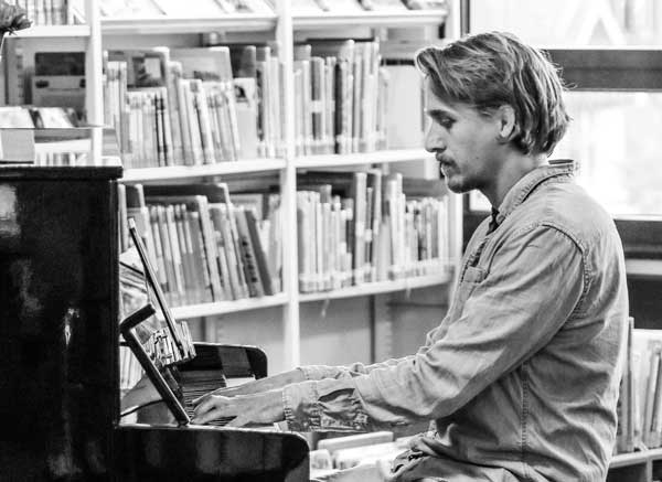 Den musikalischen Rahmen setzt Nick Nordmann am Flügel. Foto: Nordmann