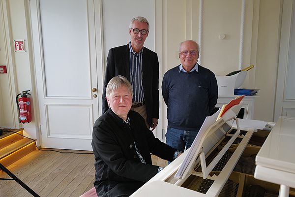 Olaf Silbebach am Klavier, ATLANTIC Grand Hoteldirektor Kay Plesse und Schauspieler Christof Wehrs. Foto: Karl Erhard Vögele