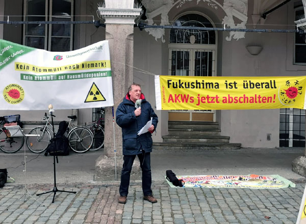 Dr. Marek Lengen sprach für die SPD auf der Demo gegen den Bauschutt. Fotos: SPD